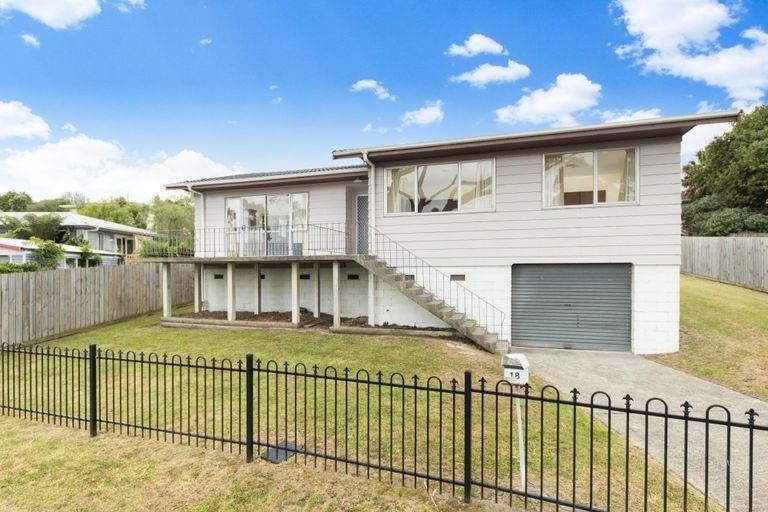 Photo of property in 18 St Catherine Crescent, West Harbour, Auckland, 0618