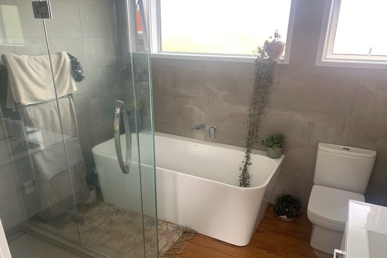 Photo of property in 26 Valley View Road, Glenfield, Auckland, 0629