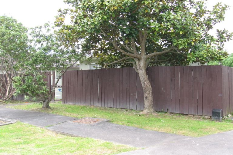Photo of property in 28 Selak Place, Glen Eden, Auckland, 0602
