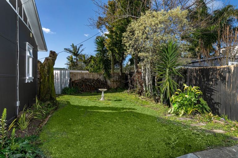 Photo of property in 117 Te Atatu Road, Te Atatu South, Auckland, 0610