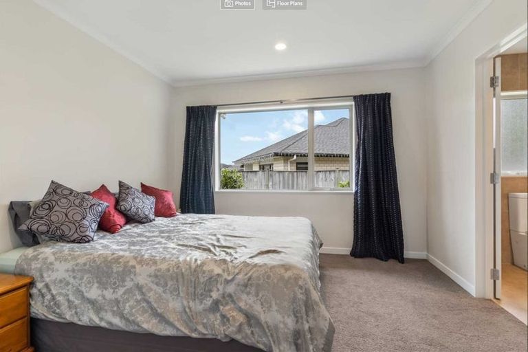 Photo of property in 11 Kilmacrennan Drive, Rosehill, Papakura, 2113