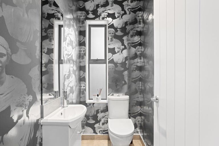 Photo of property in 16 Harbour View Heights, Picton, 7220