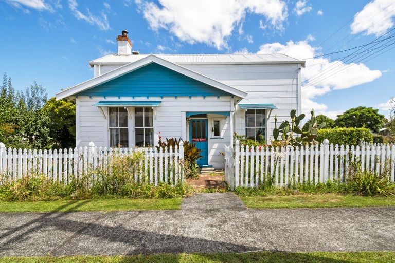 Photo of property in 8 Ross Street, Marton, 4710