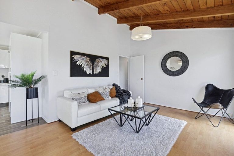 Photo of property in 2/48 Barbados Drive, Unsworth Heights, Auckland, 0632