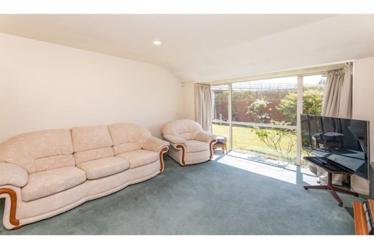 Photo of property in 3 Farquhars Road, Redwood, Christchurch, 8051