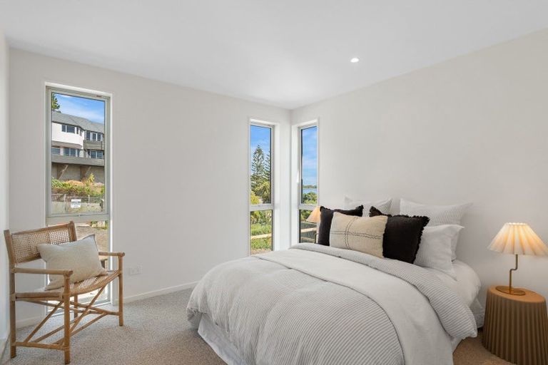 Photo of property in 2/1 The Brae, Mount Pleasant, Christchurch, 8081