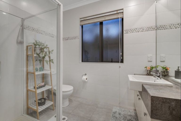 Photo of property in 22 Bur Oak Terrace, Schnapper Rock, Auckland, 0632