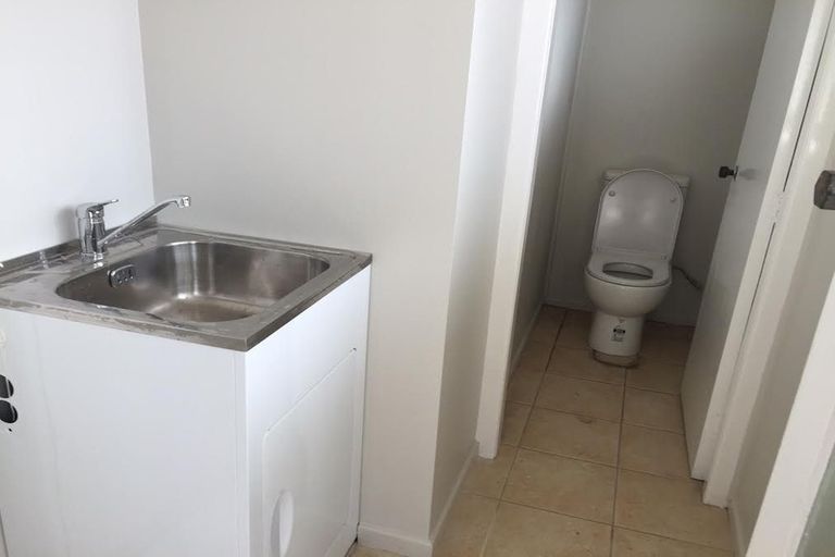 Photo of property in 1/176 Chivalry Road, Glenfield, Auckland, 0629