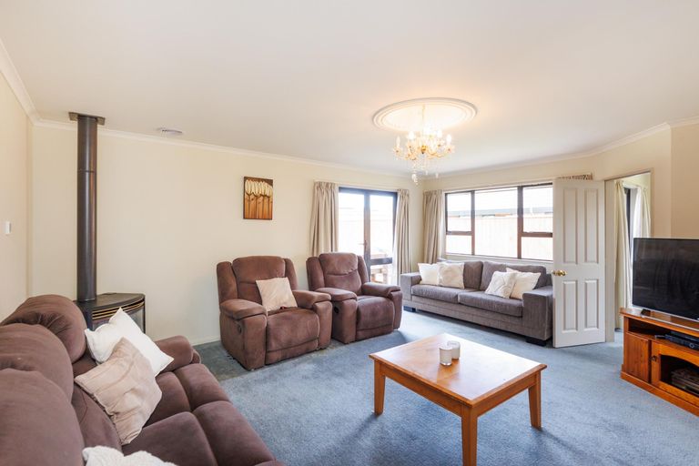 Photo of property in 14 Woodgate Court, Fitzherbert, Palmerston North, 4410