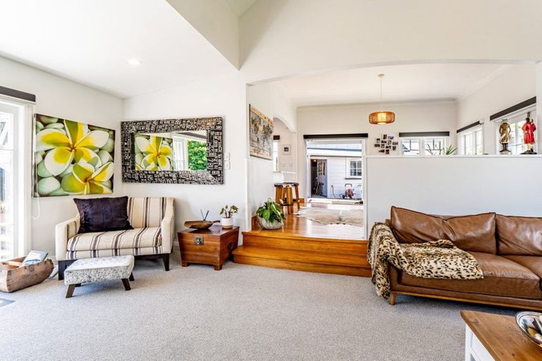 Photo of property in 38 Waiwaka Terrace, Strandon, New Plymouth, 4312