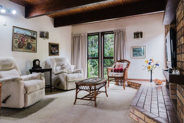 Photo of property in 11 Chelverton Terrace, Red Beach, 0932