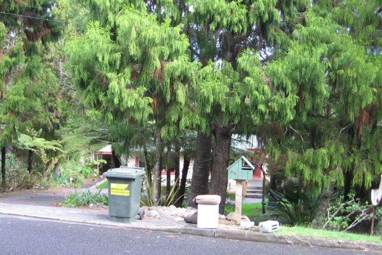 Photo of property in 35 Ngaio Road, Titirangi, Auckland, 0604