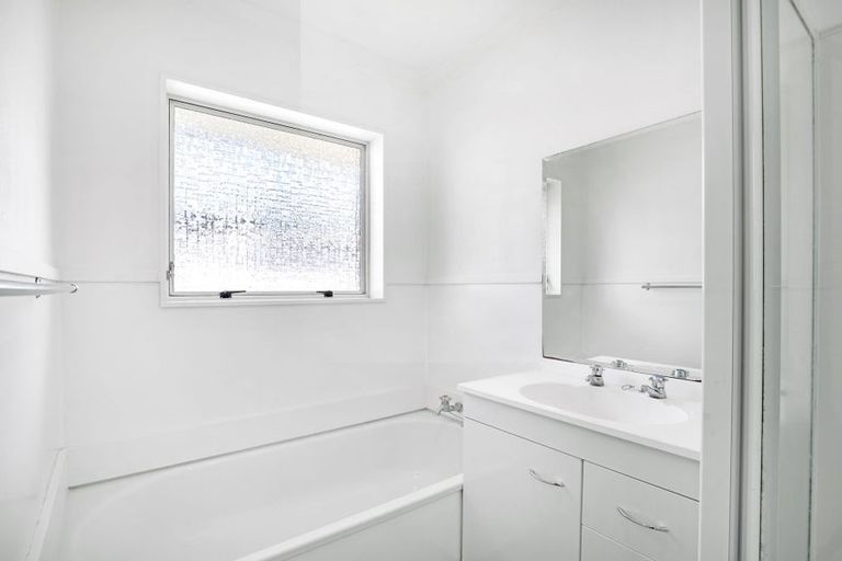 Photo of property in 10 Hollows Crescent, Takaro, Palmerston North, 4412