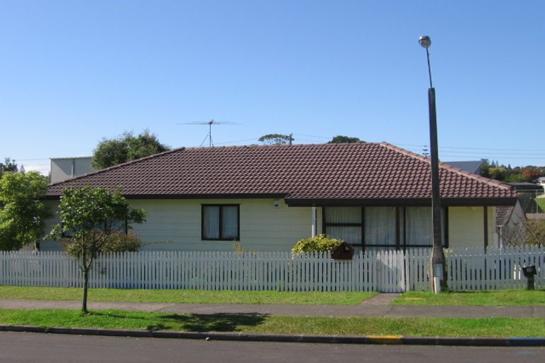 Photo of property in 17 Meadowvale Rise, Titirangi, Auckland, 0604