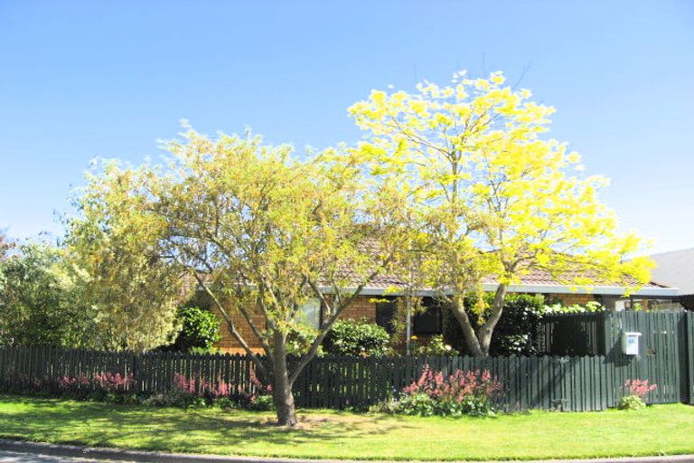 Photo of property in 2/11 Rubens Place, Burnside, Christchurch, 8053