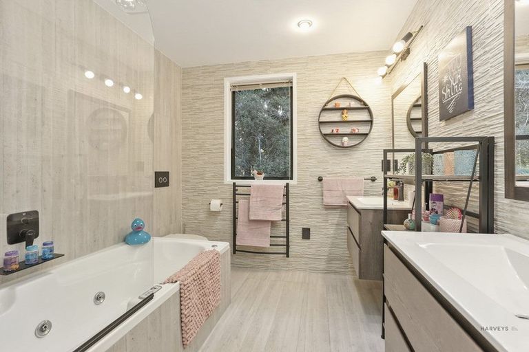 Photo of property in 32 Turanga Road, Henderson Valley, Auckland, 0612