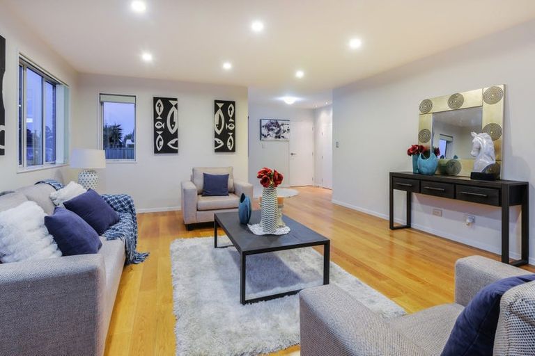 Photo of property in 10a Greenslade Crescent, Northcote, Auckland, 0627