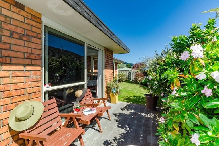Photo of property in 8 Balmerino Grove, Waikanae, 5036