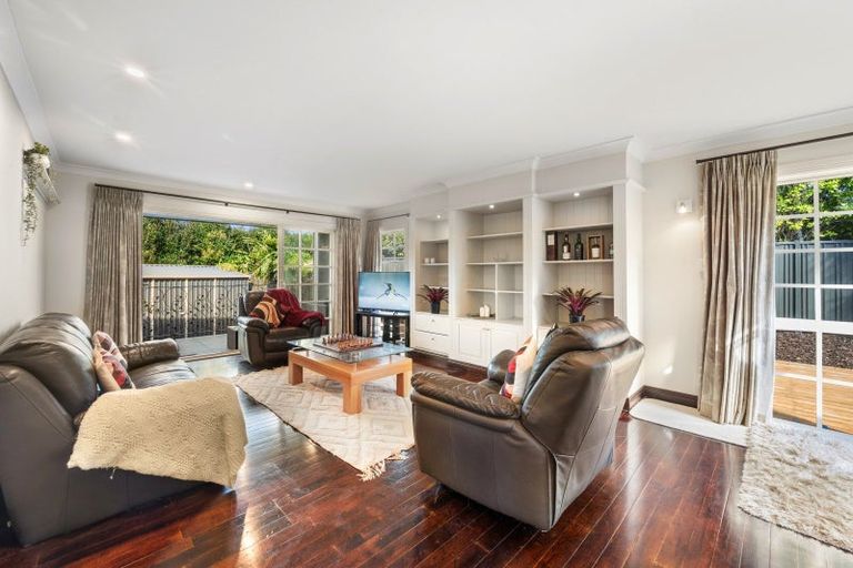 Photo of property in 8 Kerry Dell, Cockle Bay, Auckland, 2014