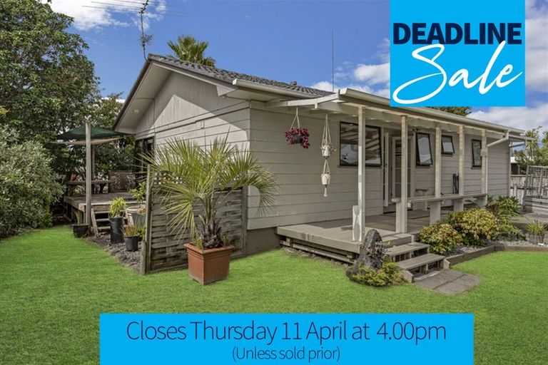 Photo of property in 18 Denver Avenue, Sunnyvale, Auckland, 0612