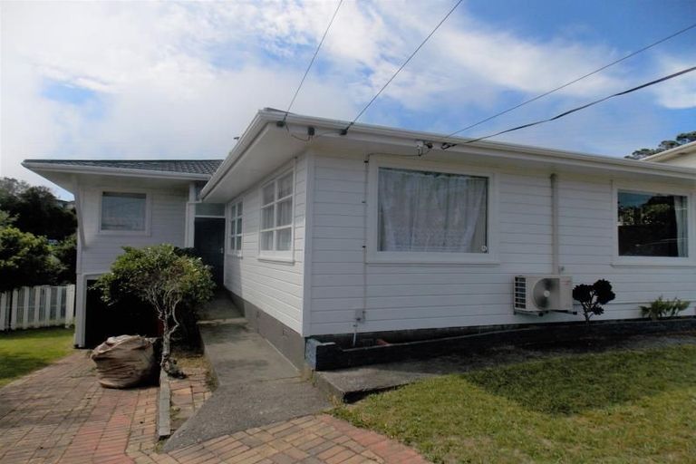 Photo of property in 15 Bancroft Terrace, Newlands, Wellington, 6037