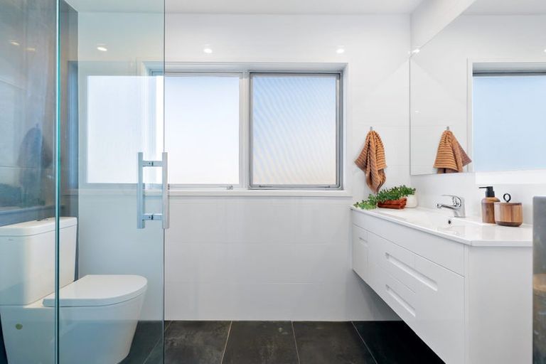 Photo of property in 1/98 Park Rise, Campbells Bay, Auckland, 0630