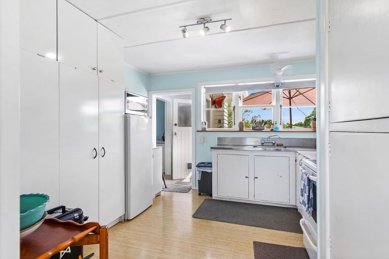 Photo of property in 70 Buscomb Avenue, Henderson, Auckland, 0610