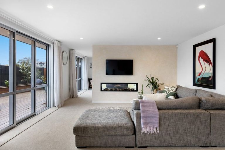 Photo of property in 8 Irvines Track, Halswell, Christchurch, 8025