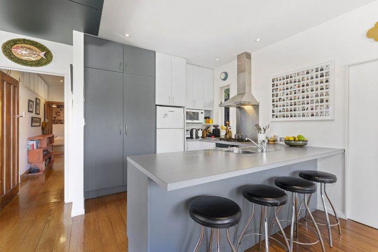 Photo of property in 16 Beach Street, Island Bay, Wellington, 6023