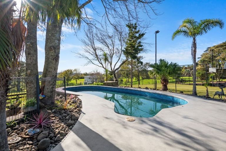 Photo of property in 49 Vaughans Road, Okura, Albany, 0792