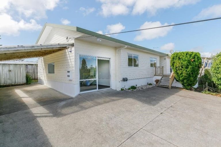 Photo of property in 28 Drome View Place, Beach Haven, Auckland, 0626