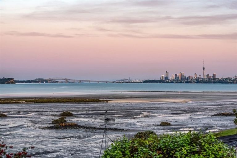 Photo of property in 2/46 Gill Avenue, Te Atatu Peninsula, Auckland, 0610