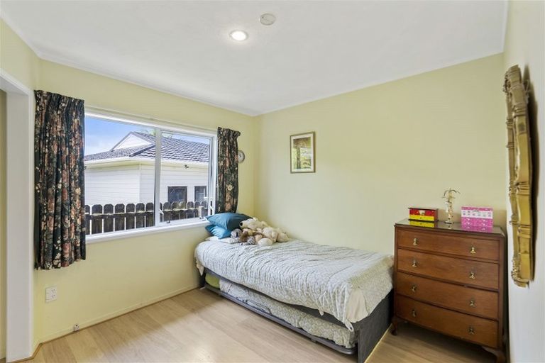 Photo of property in 8 Darcy Place, Massey, Auckland, 0614
