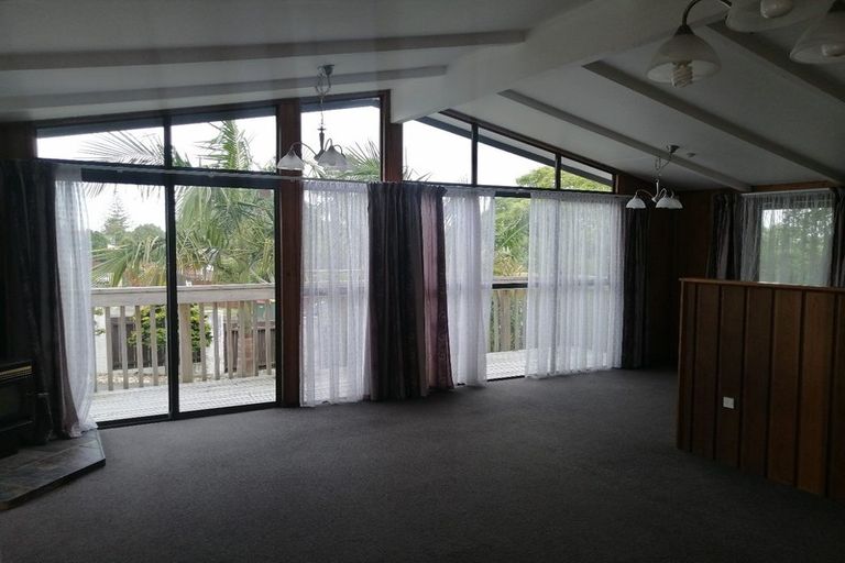 Photo of property in 5 Kemp Road, Massey, Auckland, 0614