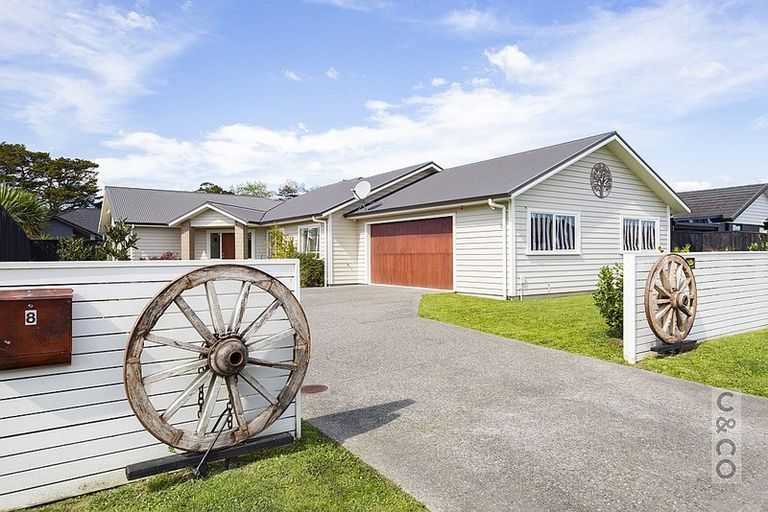 Photo of property in 8 Larmer Drive, Kumeu, 0810