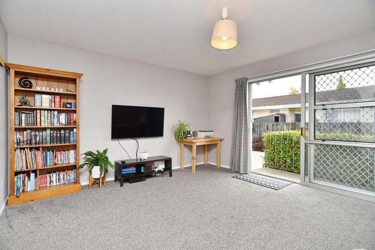 Photo of property in 1/5 James Condon Place, Redwood, Christchurch, 8051