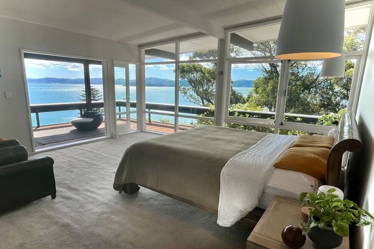 Photo of property in 11 Richmond Road, Mahina Bay, Lower Hutt, 5013