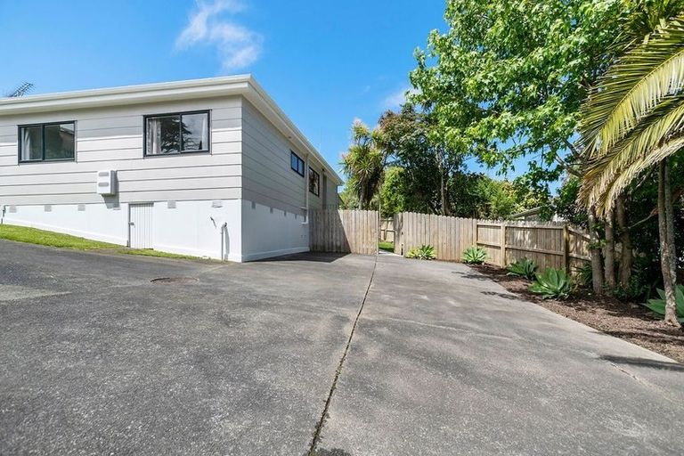 Photo of property in 1/11 Kupari Place, Totara Vale, Auckland, 0629