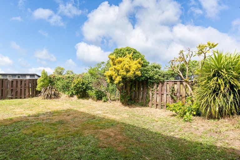 Photo of property in 40a Somes Crescent, Newlands, Wellington, 6037