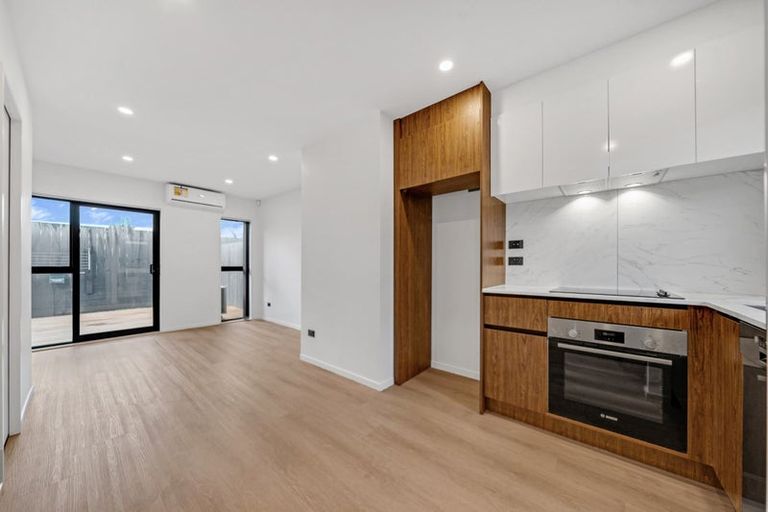 Photo of property in 6/72 Tiraumea Drive, Pakuranga, Auckland, 2010