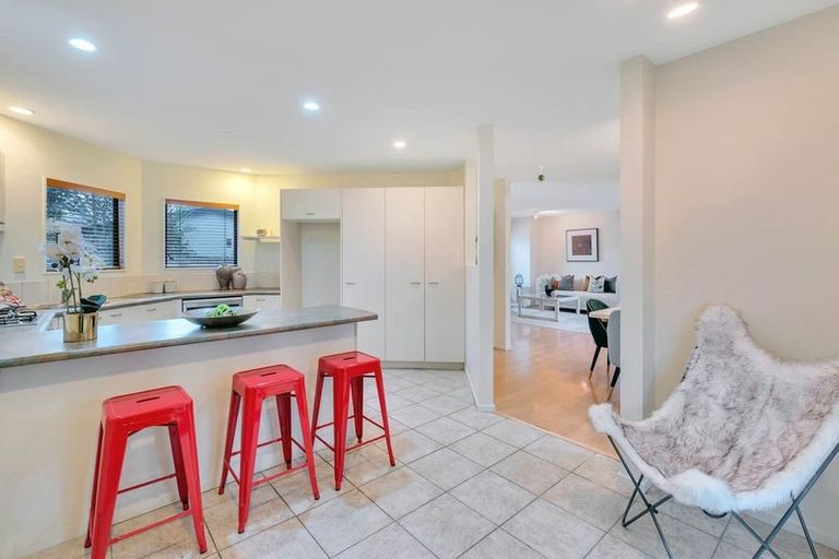 Photo of property in 2/12 Philip Place, Hillcrest, Auckland, 0627