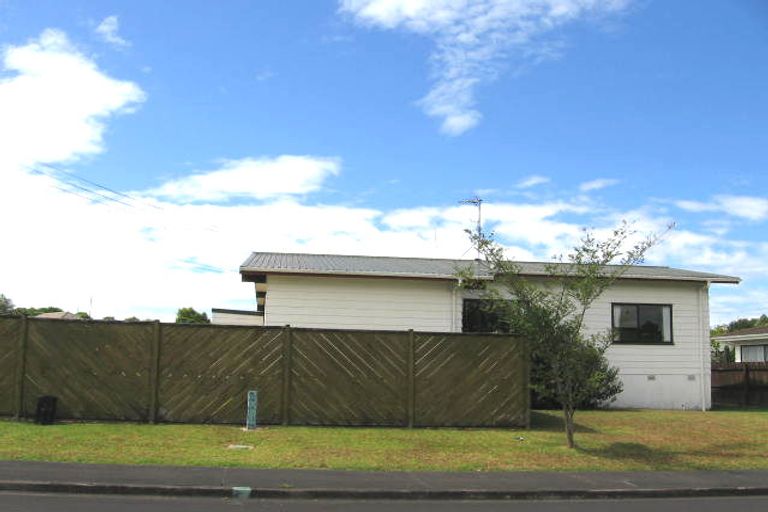 Photo of property in 2/5 Cabello Place, Unsworth Heights, Auckland, 0632