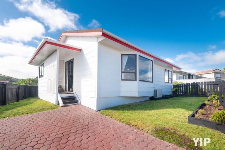 Photo of property in 37 Sunhaven Drive, Newlands, Wellington, 6037