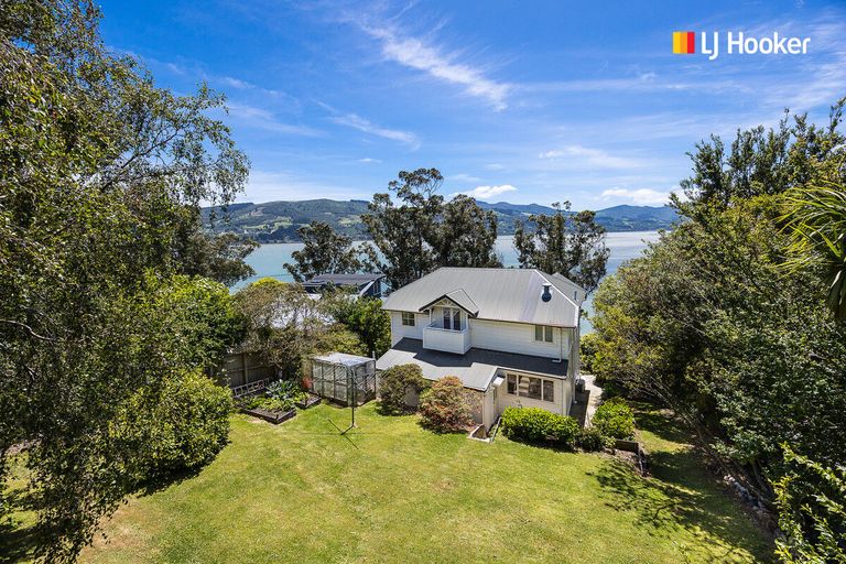 Photo of property in 33 Marine Parade, Macandrew Bay, Dunedin, 9014