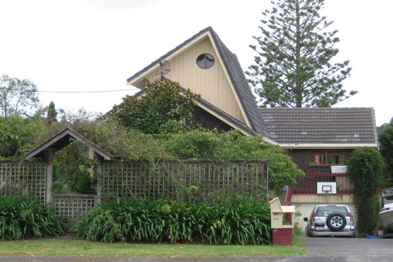 Photo of property in 24 Beach Haven Road, Beach Haven, Auckland, 0626