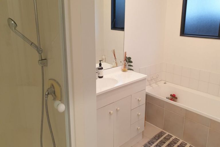 Photo of property in 1/32a Bronzewing Terrace, Unsworth Heights, Auckland, 0632