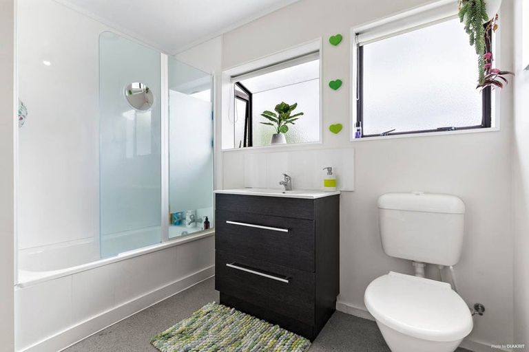 Photo of property in 2/40 Beaudine Avenue, Glenfield, Auckland, 0629