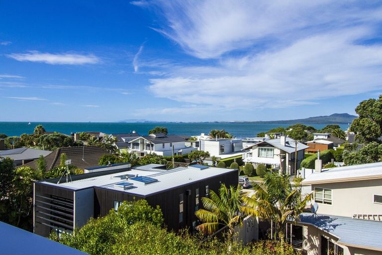 Photo of property in 17 Ocean View Road, Milford, Auckland, 0620