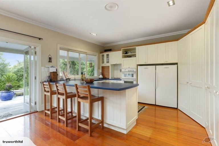 Photo of property in 186 Boord Crescent, Kumeu, 0891