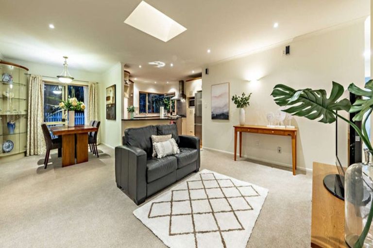 Photo of property in 2 Moravale Lane, Flat Bush, Auckland, 2016